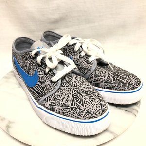 Nike SB, Toki Low Canvas Print (Big Kid) (Wolf Grey/Black/White/Photo) Size 7Y
